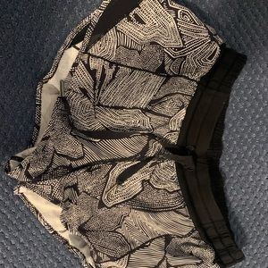 Lululemon hotty hot 2” shorts size 8